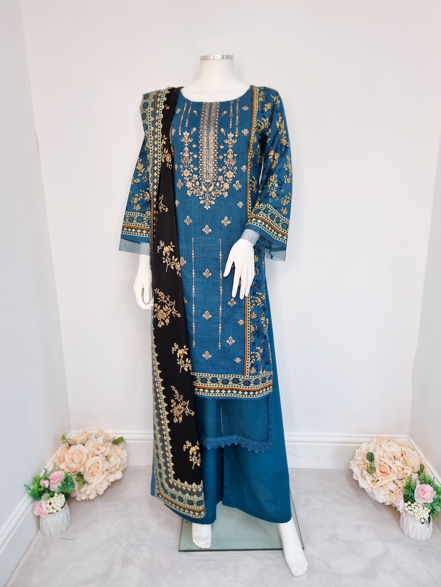 Zinc Embroidered Khaddar 3-Piece Suit with Shawl