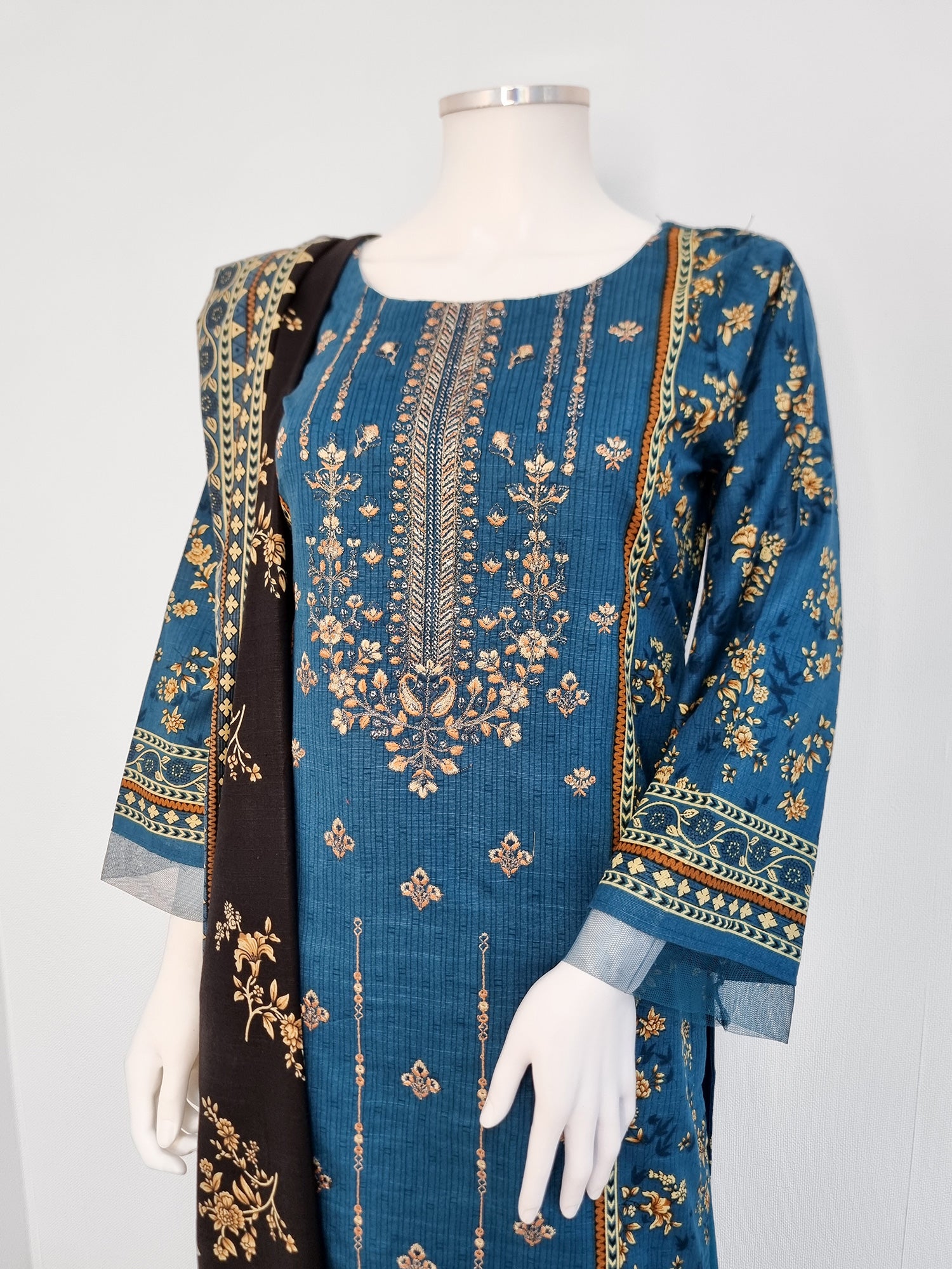 Zinc Embroidered Khaddar 3-Piece Suit with Shawl