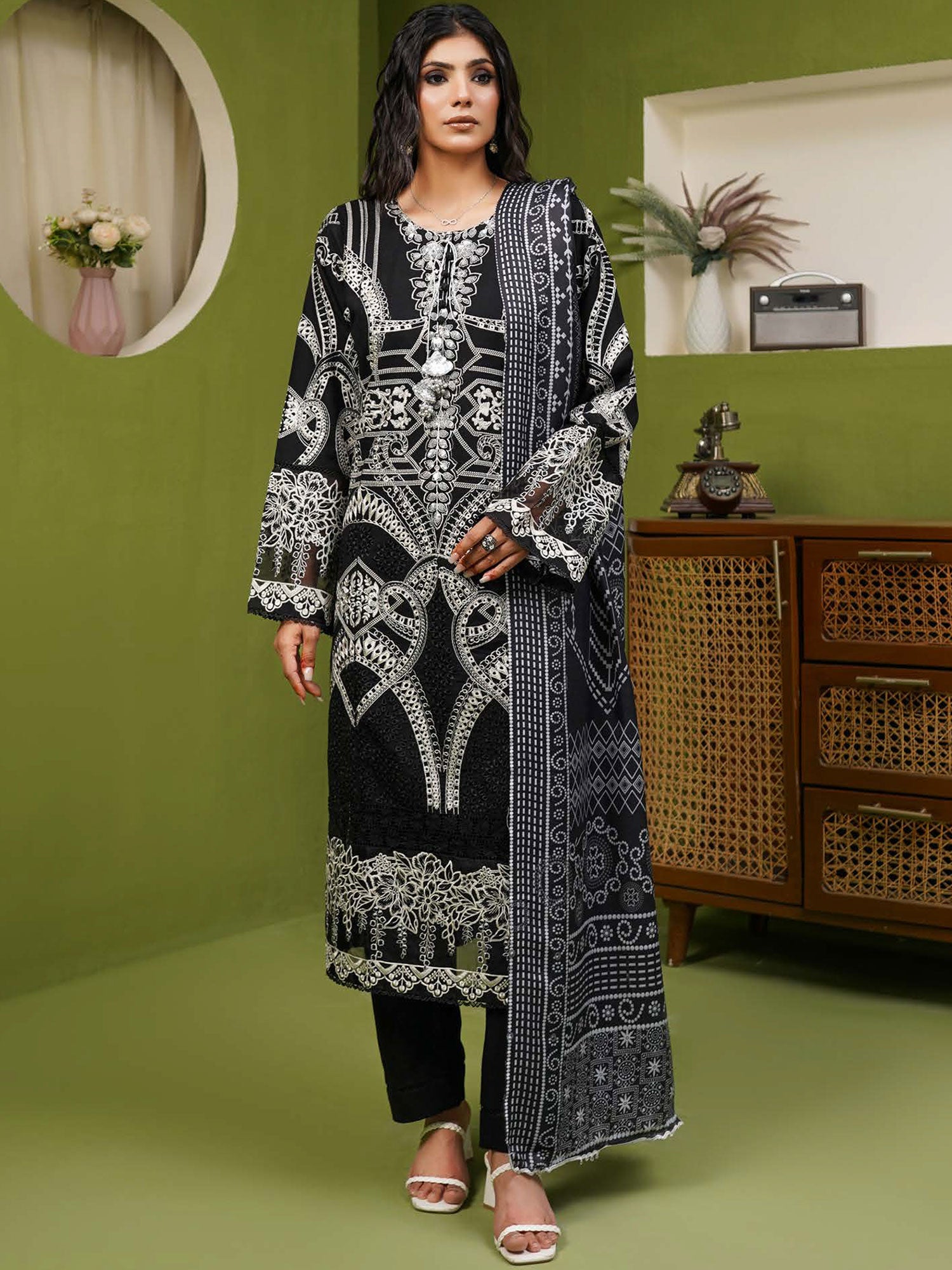 Munira Embroidered Winter Dhanak Suit (MSL-03) - Black