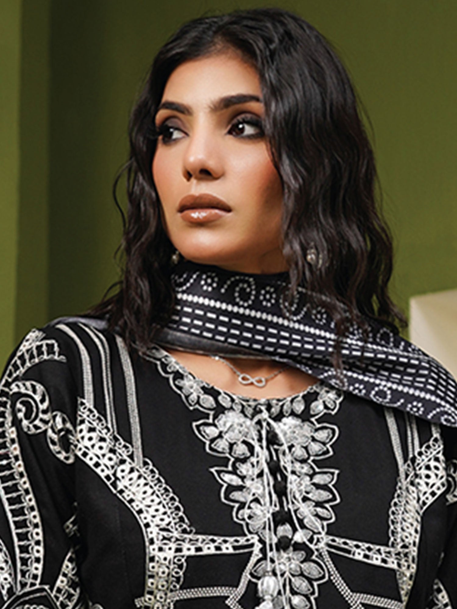 Munira Embroidered Winter Dhanak Suit (MSL-03) - Black